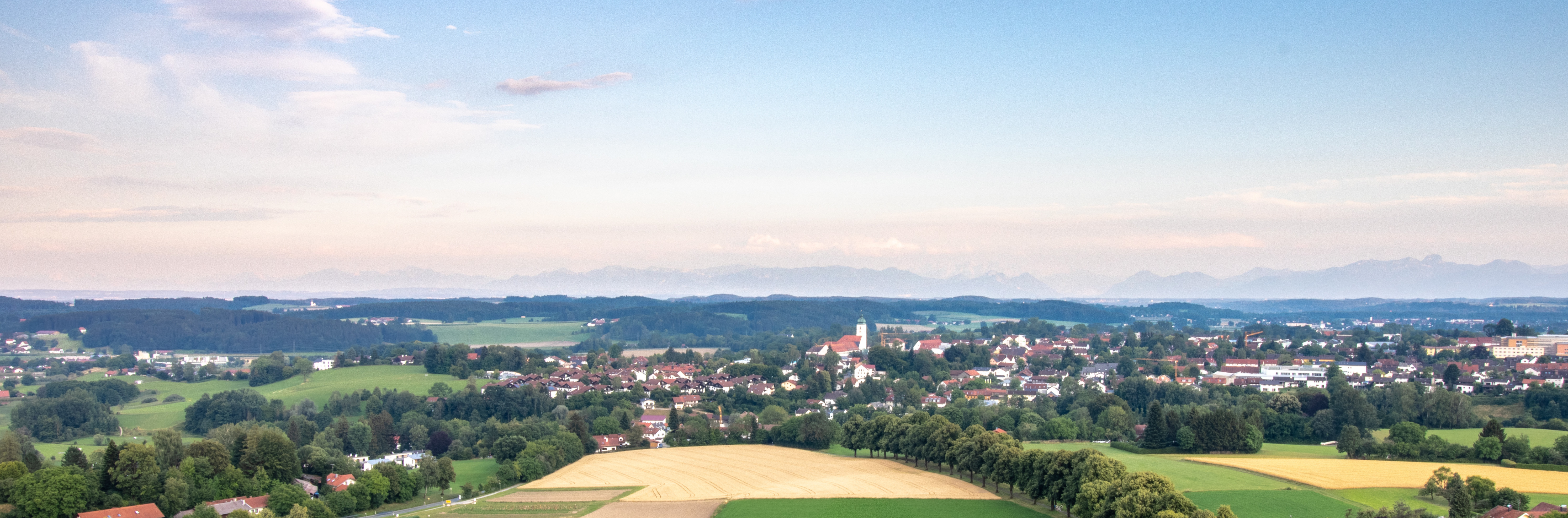 Eine Stadt von oben mit Bergen im Hintergrund.